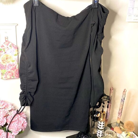 🌷GUESS🌷 Black Off Shoulder Dress    - Picture 8 of 9